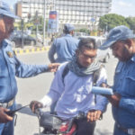Traffic Warden Suspended for Snatching A Woman’s Mobile Phone in Lahore Traffic Warden during Duty