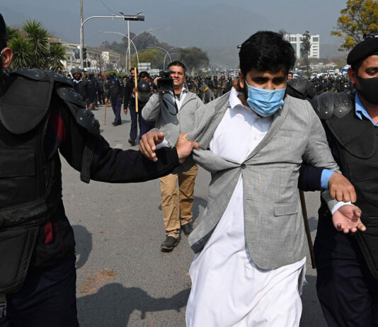 Federal Govt Agrees on 20 Percent Salary Increase for Employees Police and Protester