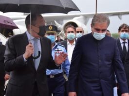 Twitter Reacts Over Shah Mehmood’s Umbrella Stunt Russian and Pakistani Foreign Ministers