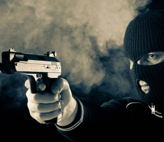 US-Returned Family Robbed of Rs. 5.2 Crore Gold by Fake Policemen